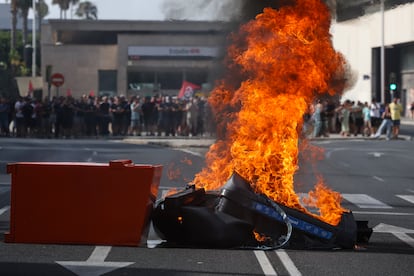 Los trabajadores del sector del metal de Cádiz marchan en manifestación por la capital gaditana en la primera de las dos jornadas de huelga convocada tras el fracaso de las negociaciones de su nuevo convenio colectivo, en una protesta en la que se han producido enfrentamientos con la Policía.