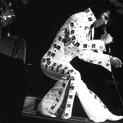 George Kalinsky, fotógrafo oficial del Madison Square Garden de Nueva York, ha encontrado en su archivo cerca de 40 fotografías inéditas de Elvis Presley durante un concierto que ofreció en el famoso pabellón de la Gran Manzana en 1972, cinco años antes de su muerte.