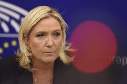 La l&iacute;der del Frente Nacional galo, Marine Le Pen, en una rueda de prensa este mi&eacute;rcoles en el Parlamento Europeo en Estrasburgo.