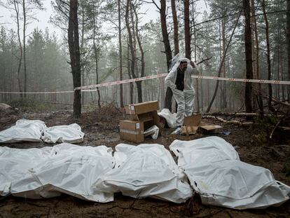 Exhumación de cadáveres en la zona recientemente reconquistada de Izium, Ucrania, este viernes.