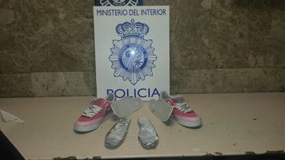 Detención de una ciudadana húngara procedente de Sao Paulo (Brasil) a la que se le intervinieron dos envoltorios con 510 gramos de cocaína, ocultos a modo de plantillas en las zapatillas deportivas que llevaba puestas.