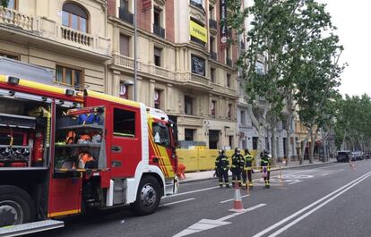 Bomberos a las puertas del edificio en obras en General Martínez Campos.