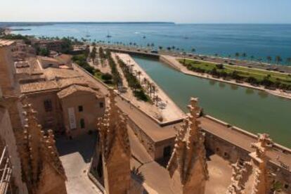 Vistas de la bahía de Palma desde las terrazas de la Catedral de la capital mallorquina.