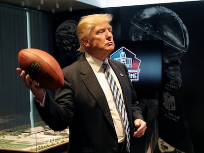 Trump con un bal&oacute;n de f&uacute;tbol americano. 