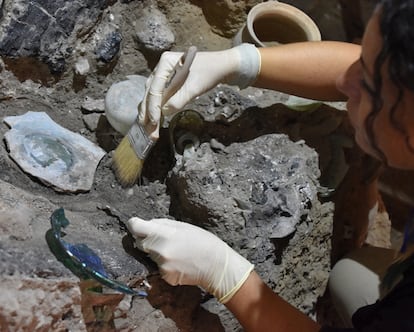 Las excavaciones de Pompeya continúan ofreciendo fascinantes viajes en el tiempo. Desde que el yacimiento adquirió un nuevo impulso hace unos años, después de un periodo de abandono, se han sucedido importantes descubrimientos que han revolucionado la arqueología. Esta vez, de las cenizas de la ciudad arrasada por la erupción del Vesubio en el año 79 d.C. han emergido varios apartamentos pertenecientes a las clases medias pompeyanas en los que aún se conservan armarios repletos de objetos como platos, vasos, ánforas y otros utensilios cotidianos similares en un excelente estado de conservación.