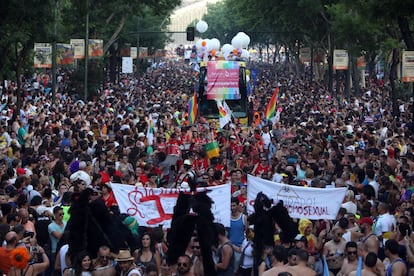Los participantes en la fiesta del Orgullo Gay suben por el paseo del Prado de Madrid.