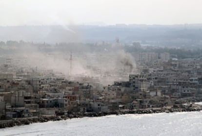 Una columna de humo se levanta desde el barrio de Al Raml, al sur de Latakia