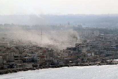 Una columna de humo se levanta desde el barrio de Al Raml, al sur de Latakia