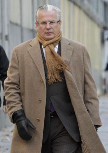 Judge Garzón arrives in court in Madrid.