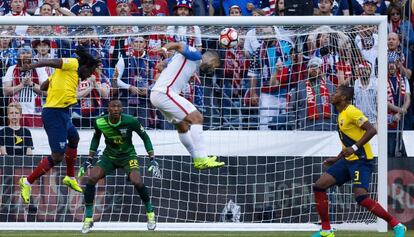 Dempsey cabecea para marcar el primer gol de Estados Unidos.