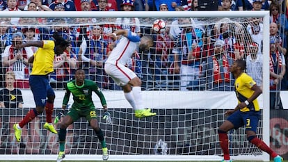 Dempsey cabecea para marcar el primer gol de Estados Unidos.