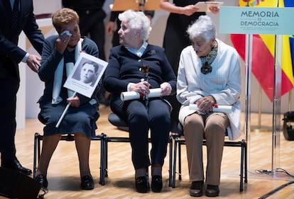 De izquierda a derecha: Benita Navacerrada, Magdalena Rodríguez Plaza e Hilda Farfante, familiares de represaliados del franquismo, durante el homenaje este lunes en el Auditorio Nacional de Música, en Madrid.