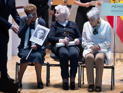 De izquierda a derecha: Benita Navacerrada, Magdalena Rodríguez Plaza e Hilda Farfante, familiares de represaliados del franquismo, durante el homenaje este lunes en el Auditorio Nacional de Música, en Madrid.