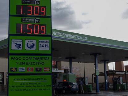 Precios de los carburantes este jueves en una gasolinera de Sevilla.