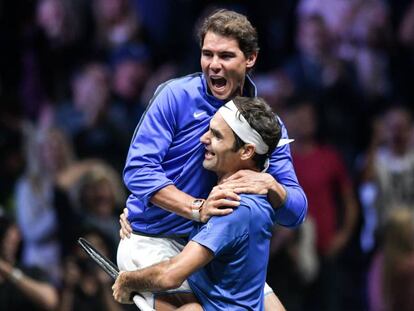 Nadal y Federer se abrazan tras ganar la Laver Cup hace cinco años en Praga.