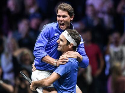 Nadal y Federer se abrazan tras ganar la Laver Cup, el pasado septiembre en Praga.