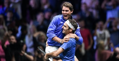 Nadal y Federer se abrazan tras ganar la Laver Cup hace cinco años en Praga.