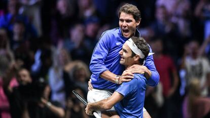 Nadal y Federer se abrazan tras ganar la Laver Cup, el pasado septiembre en Praga.