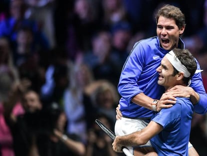 Nadal y Federer se abrazan tras ganar la Laver Cup, el pasado septiembre en Praga.