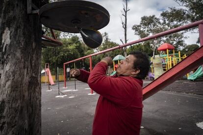 Ramón García ha sufrido lesiones en las muñecas, tobillos y un par de cortadas en el rostro.