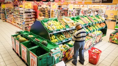 Un se&ntilde;or en la secci&oacute;n de fruter&iacute;a de un supermercado, en una imagen de archivo.