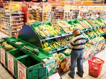 Un se&ntilde;or en la secci&oacute;n de fruter&iacute;a de un supermercado, en una imagen de archivo.