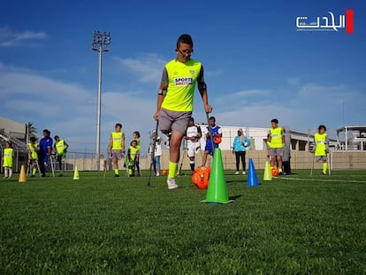 Mohamed Barbagh, de 17 años, que perdió una pierna en las protestas en la frontera israelí en 2018, en un acto deportivo para mutilados, en Gaza en agosto. Foto cedida por su familia.