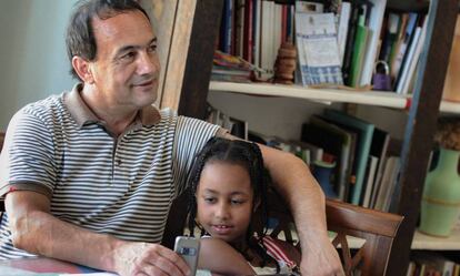 Domenico Lucano, con una niña procedente de Etiopía cuando todavía era alcalde.