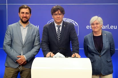 Toni Comín, Carles Puigdemont y Clara Ponsatí, en el Parlamento europeo.