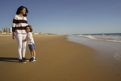 María y su hijo Carlos en la playa de Punta Umbría, donde se ha instalado la familia tras una década en Aravaca.