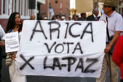 Manifestación pacífica de ciudadanos de Arica, mientras esperan el fallo de La Haya sobre el conflicto marítimo entre Chile y Perú.