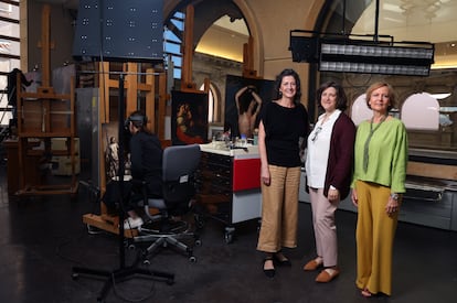 Sonia Tortajada, Isabel Bennasar y María Antonia López de Asiaín posan en una de las dependencias del Museo del Prado.