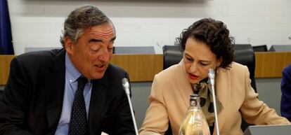 La ministra de Trabajo, Migraciones y Seguridad Social, Magdalena Valerio, junto al presidente de la CEOE, Juan Rosell.