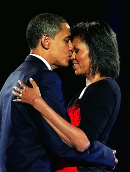 El recién elegido presidente de EE UU, Barack Obama, besa a su esposa, Michelle, en el Grant Park de Chicago, el 4 de noviembre de 2008.