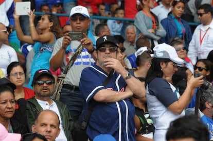 El jefe de las FARC en Colombia, el guerrillero Timoleón Jiménez , alias Timochenko, en las gradas del estadio.