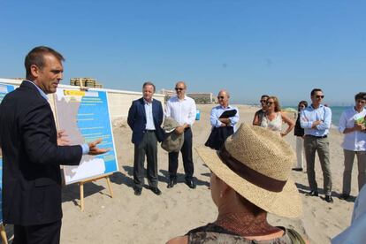 El delegado del Gobierno en la playa de El Saler. 