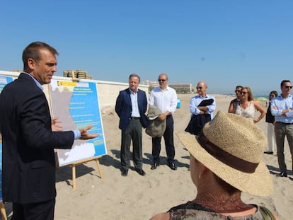 El delegado del Gobierno en la playa de El Saler. 