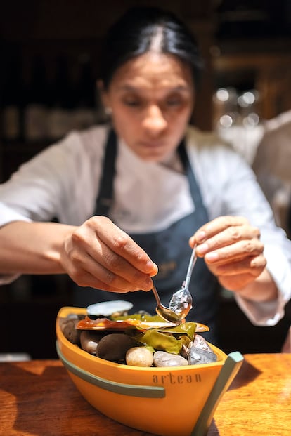 La chef peruana Anali Paytan, en plena elaboración de uno de los platos en la barra de Artean.