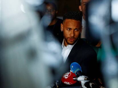 Neymar Jr., a su salida de la Comisaría de Defensa de la Mujer en São Paulo.