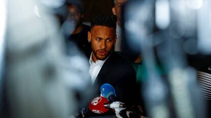 Neymar Jr., a su salida de la Comisaría de Defensa de la Mujer en São Paulo.