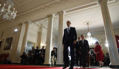El presidente Barack Obama, acompañado por su equipo económico, tras anunciar el prespuesto para 2011 hoy en Washington