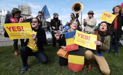 Manifestantes pedem o voto favorável à nova regulamentação dos direitos autorais em frente ao Parlamento Europeu, nesta terça-feira, em Estrasburgo.