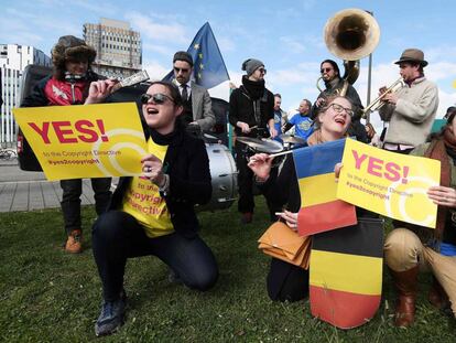 Manifestantes pedem o voto favorável à nova regulamentação dos direitos autorais em frente ao Parlamento Europeu, nesta terça-feira, em Estrasburgo.