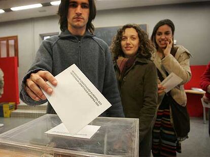 Tres jóvenes, ayer, en el momento de ejercer su voto en un colegio electoral de Valencia.