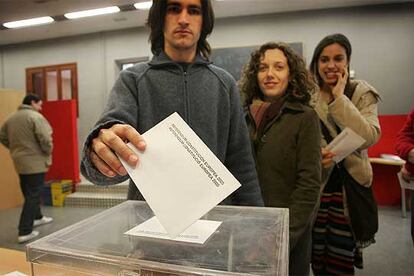 Tres jóvenes, ayer, en el momento de ejercer su voto en un colegio electoral de Valencia.