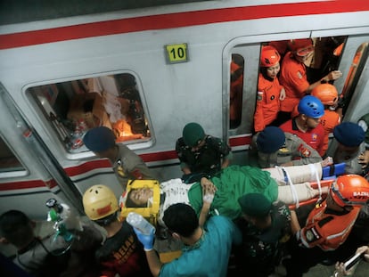 El accidente de tren en Indonesia, en imágenes