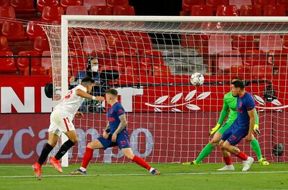 Acuña bate de cabeza a Oblak este domingo en el Sánchez Pizjuán.