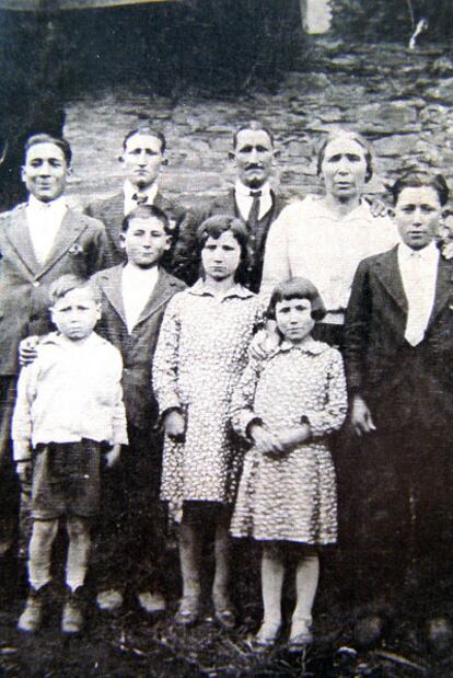 Familia Rodríguez López, de Soulecín (O Barco), con la futura  guerrillera Chelo en el centro.