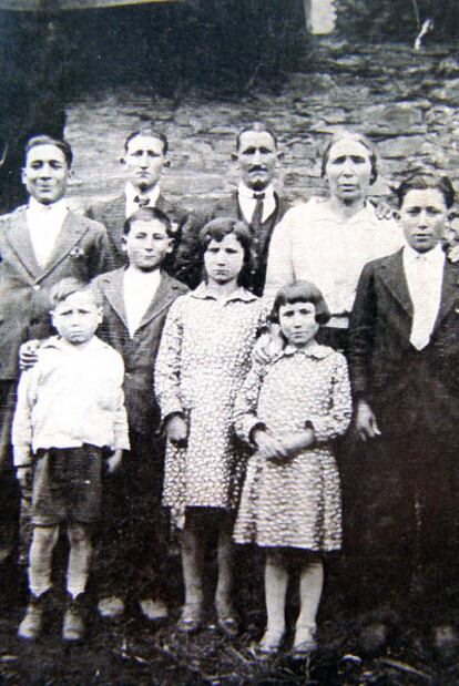 Familia Rodríguez López, de Soulecín (O Barco), con la futura guerrillera Chelo en el centro.