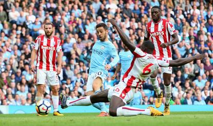 Bernardo Silva marca un gol al Stoke.